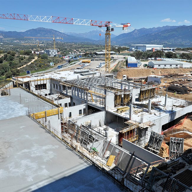 Budynek szpitala na Korsyce zrealizowany przy udziale technologii modelowania informacji o budynku (BIM).